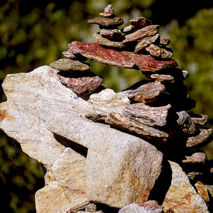 Une sculpture de pierres en équilibre - France  - collection de photos clin d'oeil, catégorie clindoeil